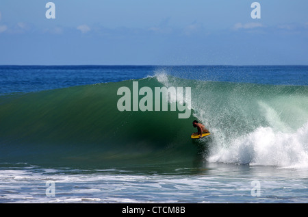 Il boarder body surfing una cava potente onda in Krui, Sumatra. Foto Stock