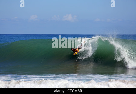 Il boarder body surfing una cava potente onda in Krui, Sumatra. Foto Stock