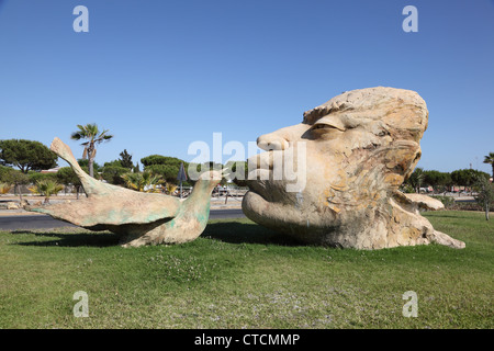 L'uomo baciando un uccello - scultura in Matalascañas, Andalusia Spagna Foto Stock