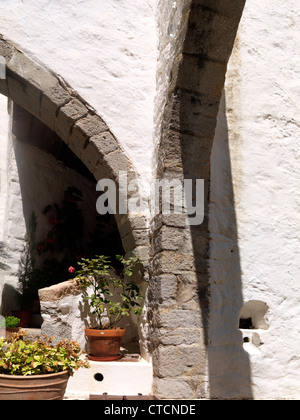 Chora Patmos Grecia archi presso il San Giovanni Teologo Monastero Foto Stock