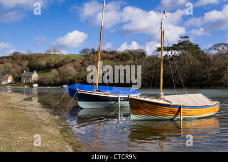 Barche ormeggiate al Coombe sul fiume Fal Cornwall Inghilterra REGNO UNITO Foto Stock