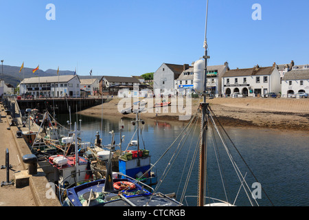 Barche da pesca ormeggiate dai quay nel porto sul Loch ginestra sulla North West highlands costa in Ullapool Wester Ross Highland Scozia UK Foto Stock