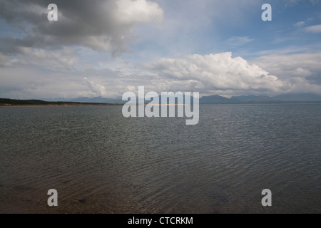 Vista sulla Stretto di Menai per Snowdonia dall isola di Llanddwyn Anglesey North Wales UK Foto Stock