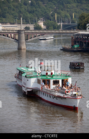 Praga Praga Repubblica Ceca nave fiume in barca briged turismo urbano navigazione barco tour Repubblica Moldava Foto Stock