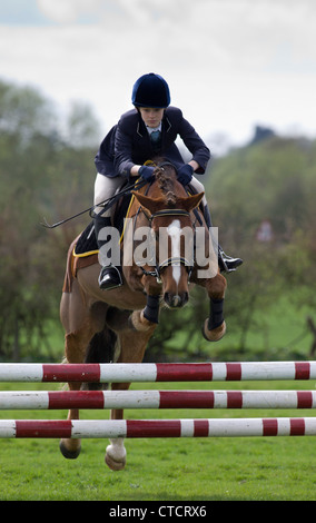 Un cavaliere di prendere parte ad un evento equestre per le scuole al Collegio Princethorpe, Leamington Spa Warwickshire. Foto Stock