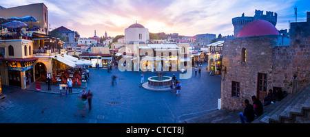 Serata in Ippocrate piazza nel centro storico della città vecchia di Rodi Grecia Foto Stock