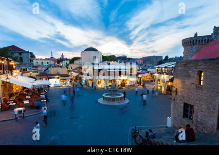 Serata in Ippocrate piazza nel centro storico della città vecchia di Rodi Grecia Foto Stock