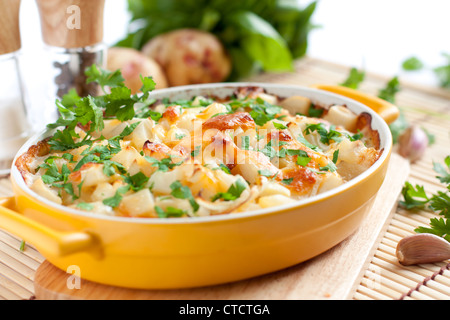 Gratin appetitoso nel formulario giallo per la cottura Foto Stock