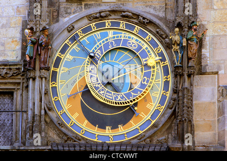 Repubblica Ceca, Praga orologio astronomico sul vecchio Municipio Foto Stock