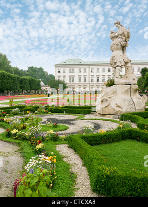 I bellissimi giardini del Schloss Mirabell Palace di Salisburgo, Austria Foto Stock