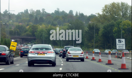 Il traffico e la velocità media di segno di spunta su autostrada Inghilterra Foto Stock