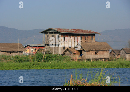 In legno tradizionali palafitte, Lago Inle, stato Shan, Myanmar, sud-est asiatico Foto Stock