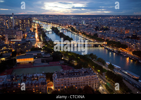 Un panorama notturno di Parigi dal primo piano della Torre Eiffel a Parigi, Francia. Foto Stock