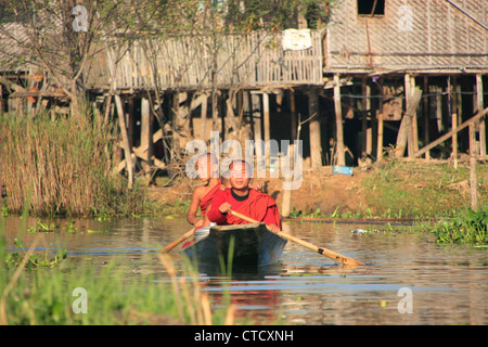 I monaci birmani remare una barca, Lago Inle, stato Shan, Myanmar, sud-est asiatico Foto Stock