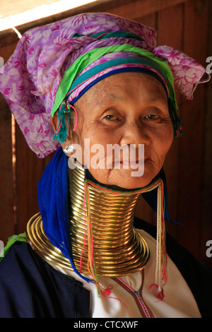 Ritratto di lungo collo donna dalla tribù Padaung, Lago Inle, stato Shan, Myanmar, sud-est asiatico Foto Stock