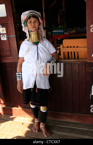 A collo lungo la donna da tribù Padaung, Lago Inle, stato Shan, Myanmar, sud-est asiatico Foto Stock