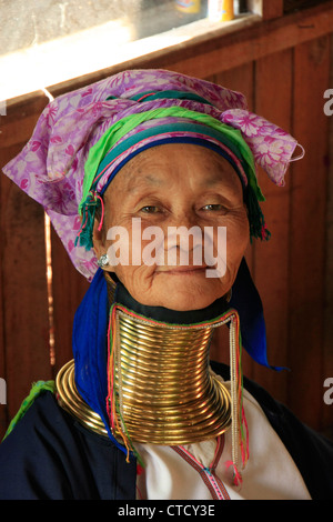 Ritratto di lungo collo donna dalla tribù Padaung, Lago Inle, stato Shan, Myanmar, sud-est asiatico Foto Stock