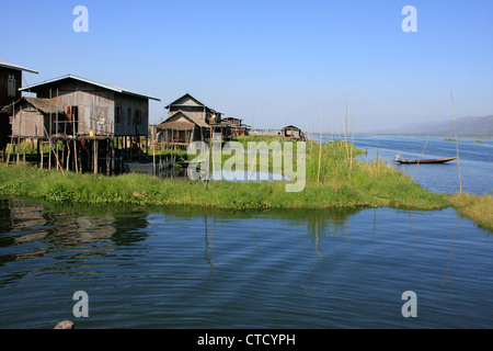 In legno tradizionali palafitte, Lago Inle, stato Shan, Myanmar, sud-est asiatico Foto Stock