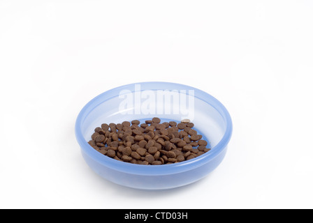 Cat nutrizione kibble cibo secco nella ciotola, tagliati fuori. Foto Stock