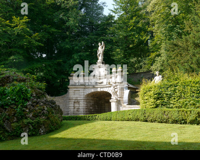 Statua nel castello e Palazzo di Hellbrun a Salisburgo in Austria con i suoi molti 'trucco' fontane. Foto Stock