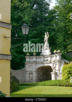 Statua nel castello e Palazzo di Hellbrun a Salisburgo in Austria con i suoi molti 'trucco' fontane. Foto Stock