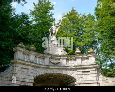 Statua nel castello e Palazzo di Hellbrun a Salisburgo in Austria con i suoi molti 'trucco' fontane. Foto Stock