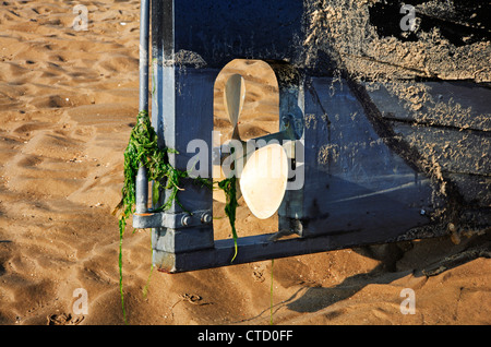 Un elica su un clinker costruito per la pesca costiera barca a Burnham Overy Staithe, Norfolk, Inghilterra, Regno Unito. Foto Stock