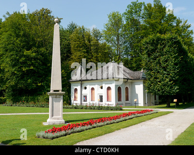 Il giardino sul retro del castello e Palazzo di Hellbrun a Salisburgo in Austria con i suoi molti 'trucco' fontane. Foto Stock