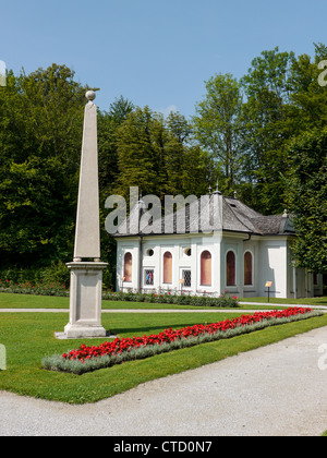 Il giardino sul retro del castello e Palazzo di Hellbrun a Salisburgo in Austria con i suoi molti 'trucco' fontane. Foto Stock