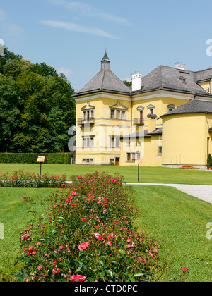 Il giardino sul retro del castello e Palazzo di Hellbrun a Salisburgo in Austria con i suoi molti 'trucco' fontane. Foto Stock