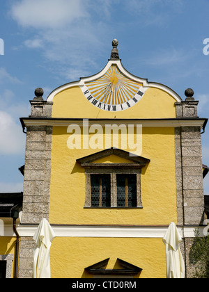 Il giardino sul retro del castello e Palazzo di Hellbrun a Salisburgo in Austria con i suoi molti 'trucco' fontane. Foto Stock