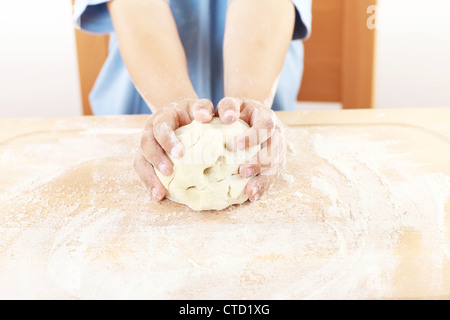 Dettagli di bambini con le mani in mano gli impasti Foto Stock