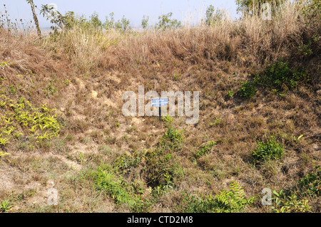 Cratere di una bomba durante la guerra 1964-1973 Pianura di barattoli 1 sito cordigliera Annamese Xieng Khouang provincia nord del Laos Foto Stock