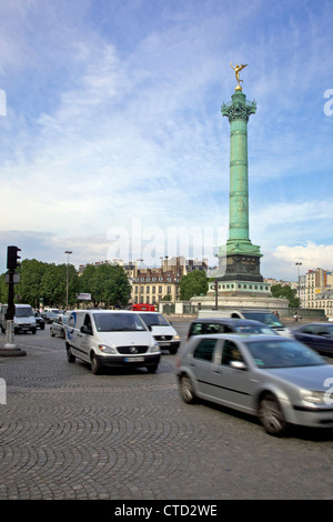 Del traffico davanti alle Colonne de Juillet nella Place de la Bastille, Parigi, Francia, Europa Foto Stock