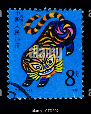 Un timbro stampato in Cina mostra l'Anno della Tigre , circa 1986 Foto Stock