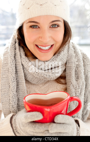 Donna felice in condizioni di clima freddo Foto Stock