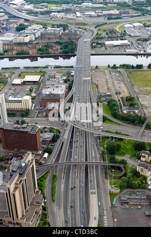 Vista aerea dell'autostrada M8 e il Glasgow Kingston ponte che attraversa il fiume Clyde. Foto Stock