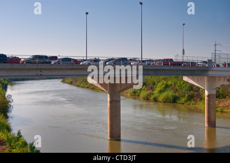 Ponte sul Rio Grande, valico di frontiera da Hidalgo, Texas per Reynosa, Tamaulipas, Messico Foto Stock