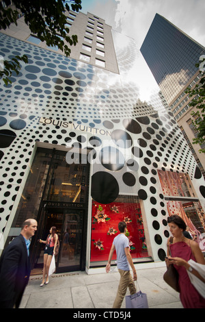 La Louis Vuitton flagship store sulla Fifth Avenue a New York è decorata con la polka-dot stile dell'artista giapponese Yayoi Kusama Foto Stock