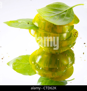 Pila fatta di pomodoro e basilico Foto Stock