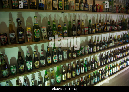 Varie marche di birra che viene esposto alla Birra Tsingtao Museum di Qingdao, provincia di Shandong, Cina. 05-giu-2012 Foto Stock