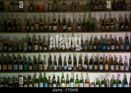 Varie marche di birra che viene esposto alla Birra Tsingtao Museum di Qingdao, provincia di Shandong, Cina. 05-giu-2012 Foto Stock