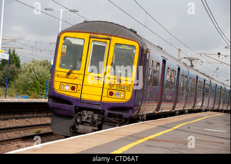 Classe 319 treni passeggeri in prima capitale collegare livrea avvicinando una piattaforma a Hendon stazione ferroviaria, Inghilterra. Foto Stock