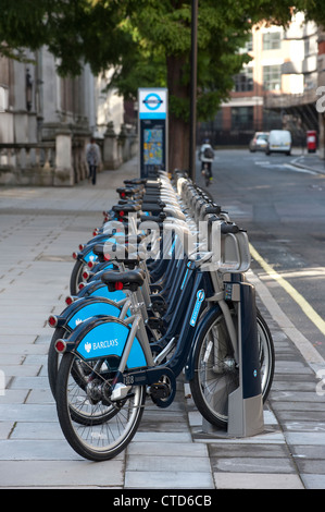 Riga di 'Boris Bikes', biciclette a disposizione per il noleggio sotto la Barclays cycle hire scheme a Londra, Inghilterra. Foto Stock