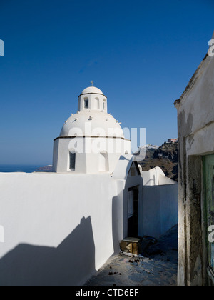 Piccola cappella in Fira la capitale città sull'isola di Santorini nelle isole Cicladi in Grecia Foto Stock