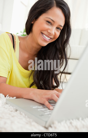 Ritratto di un raggiante Latin chat su un computer portatile Foto Stock