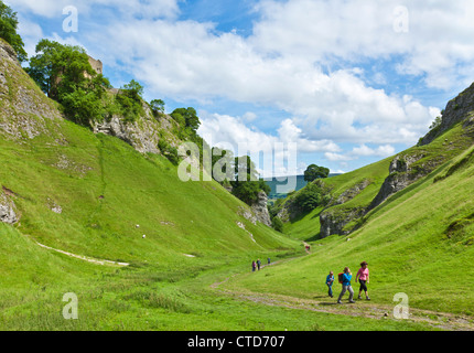 Escursionisti che camminano fino a Cave dale a Castleton Derbyshire Peak District National Park Inghilterra Regno Unito GB Europa Foto Stock