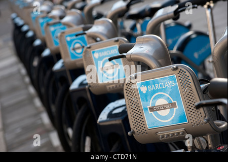 Riga di 'Boris Bikes', biciclette a disposizione per il noleggio sotto la Barclays cycle hire scheme a Londra, Inghilterra. Foto Stock