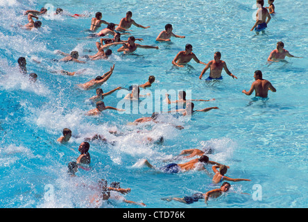 Il ruggente laguna piscina onda è il preferito parco giochi acquatico per bodysurfers presso il Sun City holiday resort nel Nord ovest della provincia, Sud Africa. Foto Stock