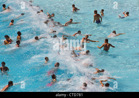 Il ruggente laguna piscina onda è il preferito parco giochi acquatico per bodysurfers presso il Sun City holiday resort nel Nord ovest della provincia, Sud Africa. Foto Stock